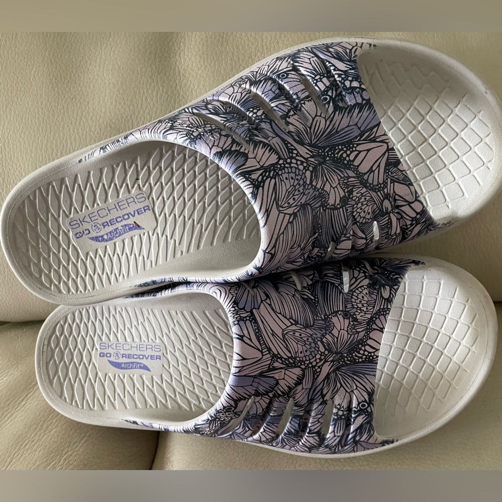 Skechers go recover Archie Women's Mules - Purple and White Floral